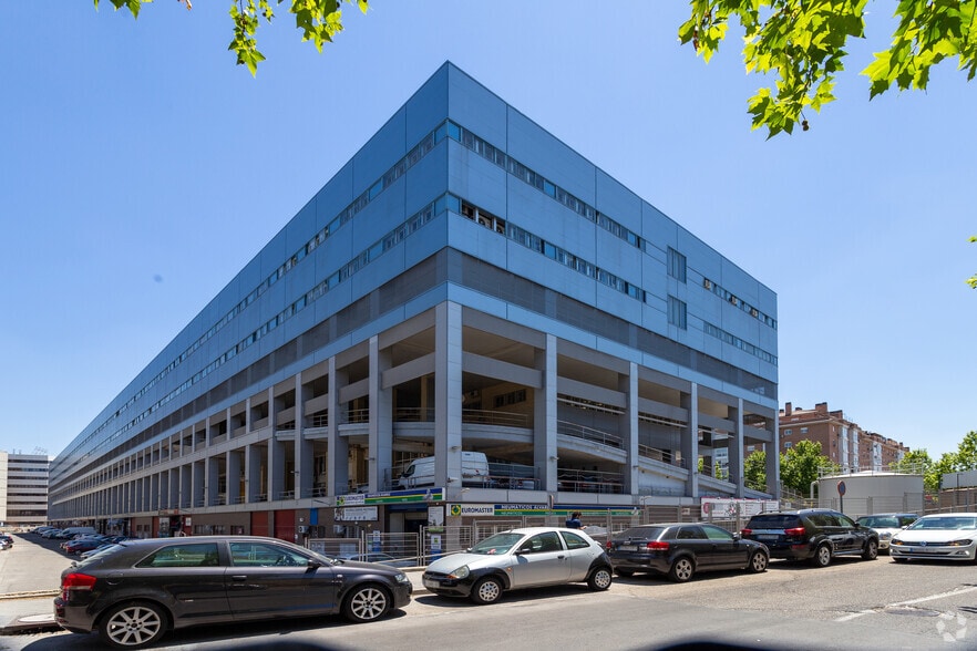 Calle de Isabel Colbrand, 10-12, Madrid, Madrid for sale - Building Photo - Image 1 of 7