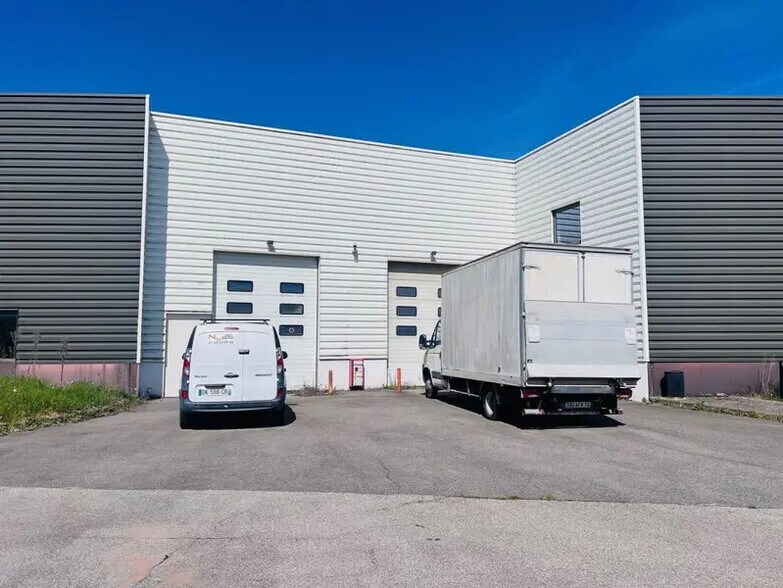 Flex in Montigny-le-Bretonneux for lease - Building Photo - Image 2 of 14
