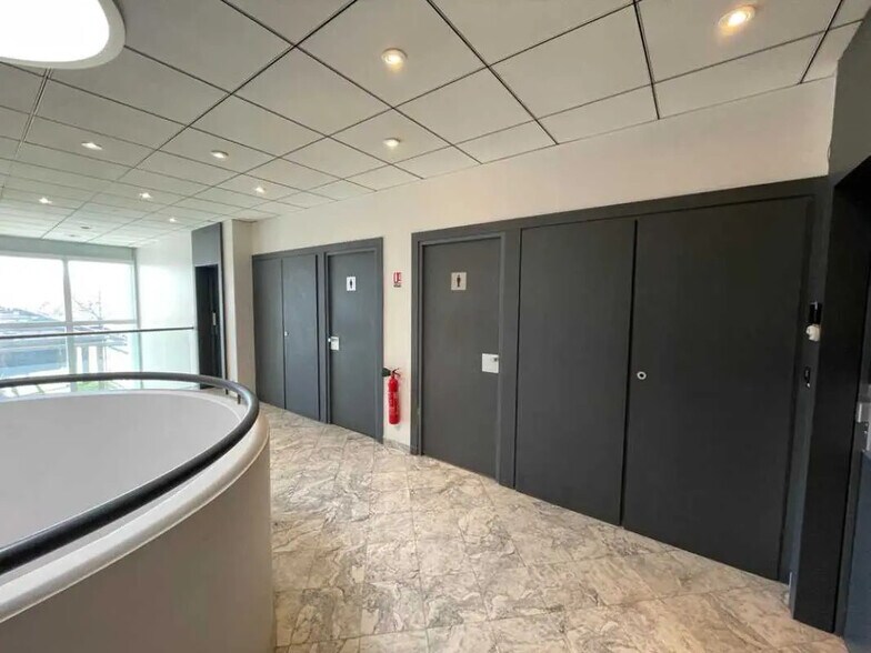 11 Rue Edison, Bron à louer - Hall d’entrée - Image 3 de 10