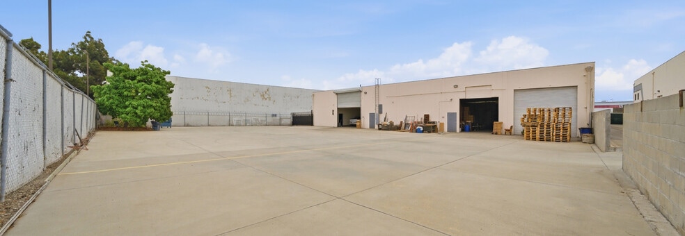 3305-3307 W Castor St, Santa Ana, CA for lease - Building Photo - Image 2 of 6
