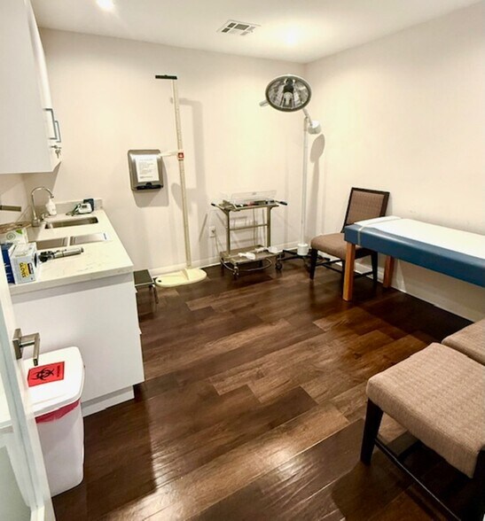 6742 Winnetka Ave, Winnetka, CA à louer - Photo du bâtiment - Image 2 de 5