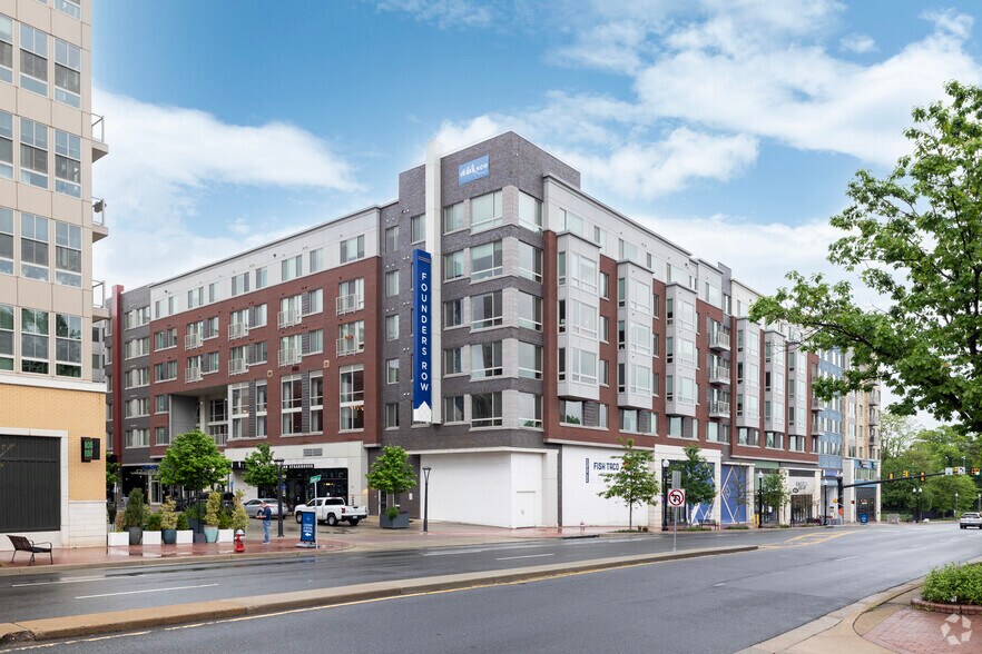916 W Broad St, Falls Church, VA à louer - Photo du bâtiment - Image 2 de 43