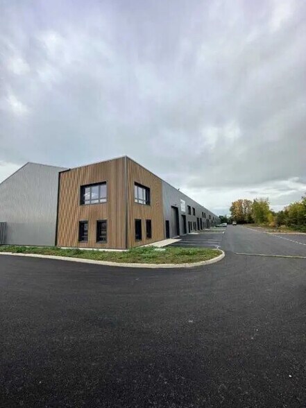 225 Avenue Des Marronniers, Bourgoin-Jallieu for lease - Building Photo - Image 3 of 21