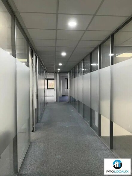 Bureau dans Roissy-en-France à vendre - Photo intérieure - Image 2 de 12