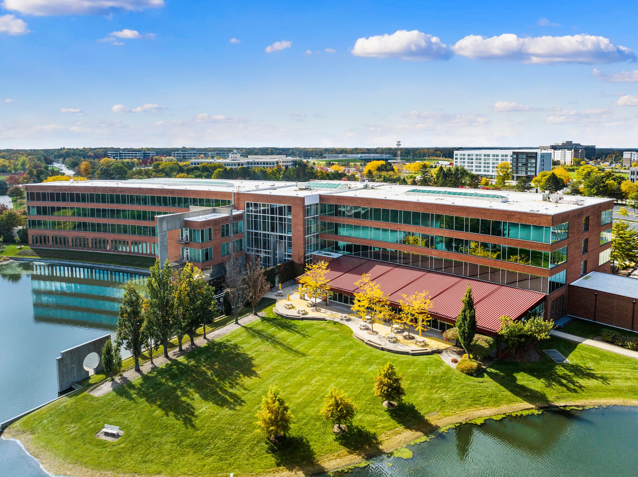 275 N Field Dr, Lake Forest, IL à louer Photo du bâtiment- Image 1 de 10
