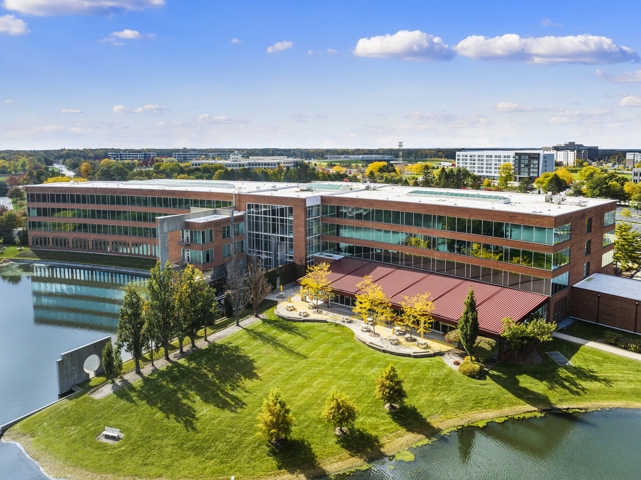 275 N Field Dr, Lake Forest, IL à louer Photo du bâtiment- Image 1 de 12