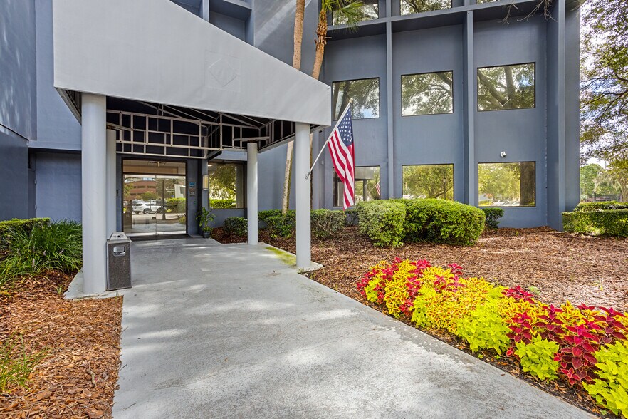 7825 Baymeadows Way, Jacksonville, FL à vendre - Photo du bâtiment - Image 3 de 22