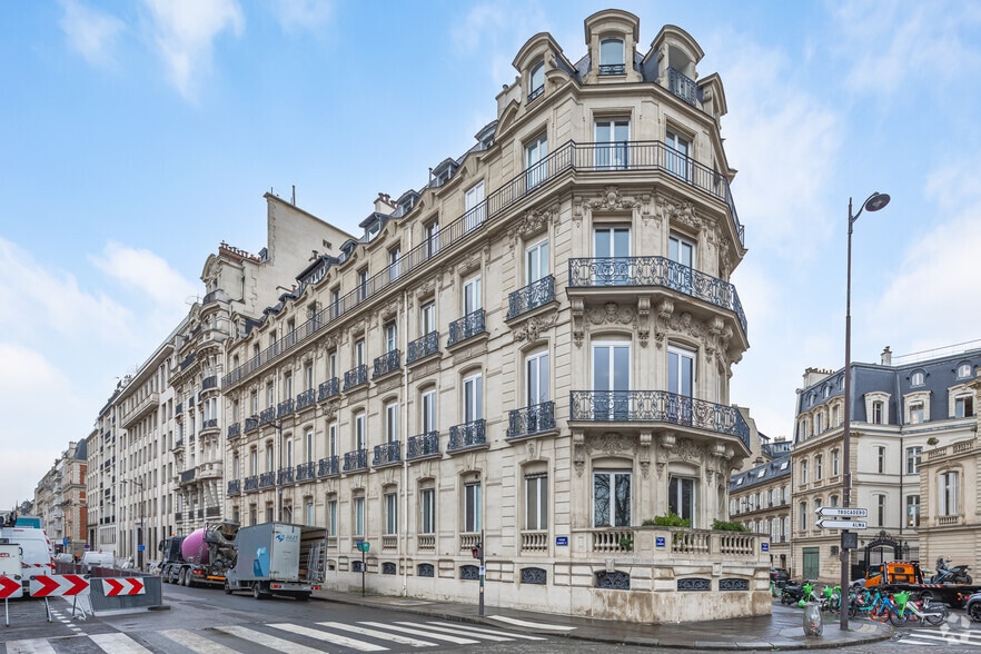 1 Rue François Ier, Paris à louer - Photo du bâtiment - Image 3 de 6