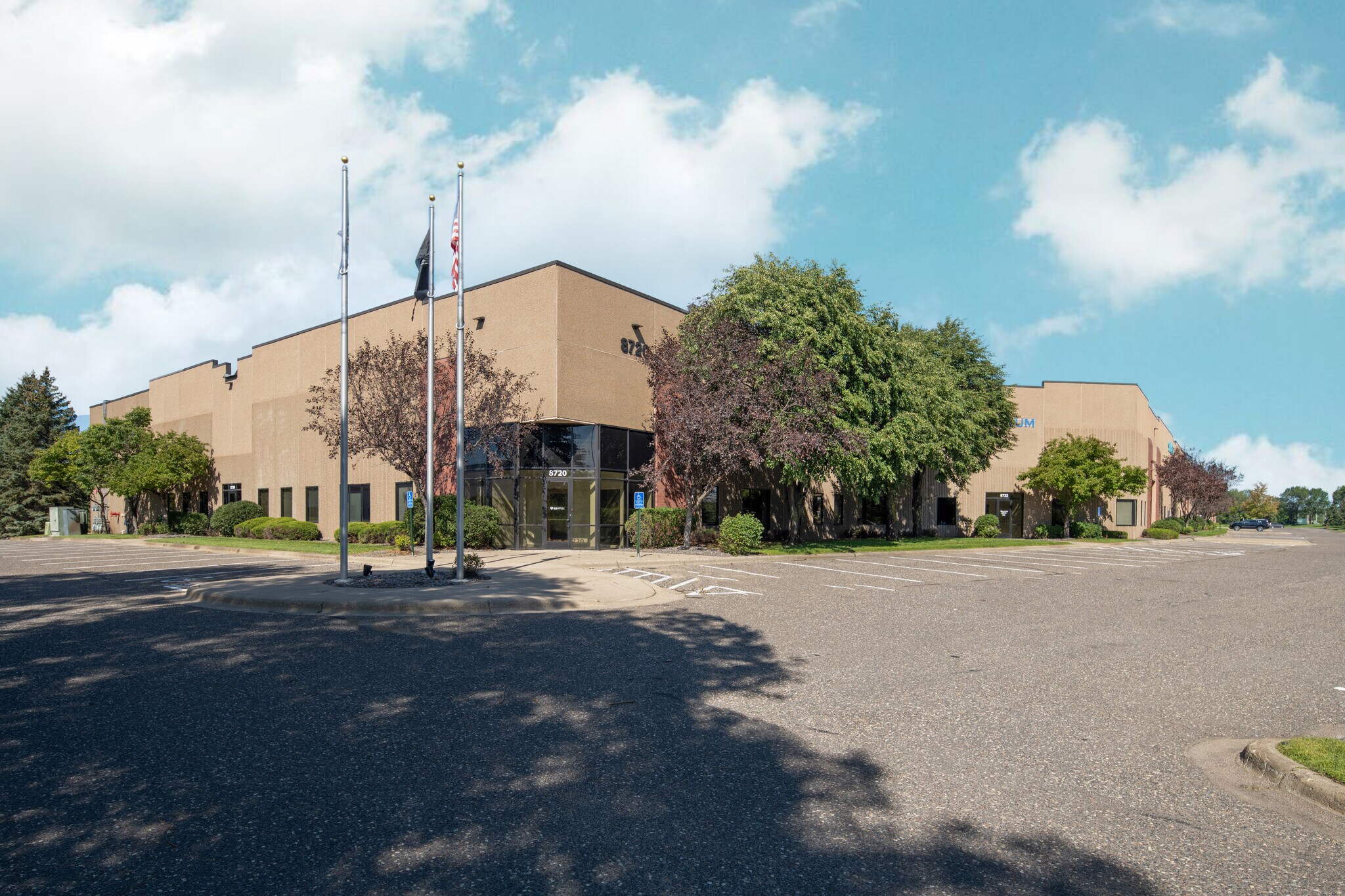 8720-8786 W 35 W Service Dr, Blaine, MN à louer Photo du bâtiment- Image 1 de 8