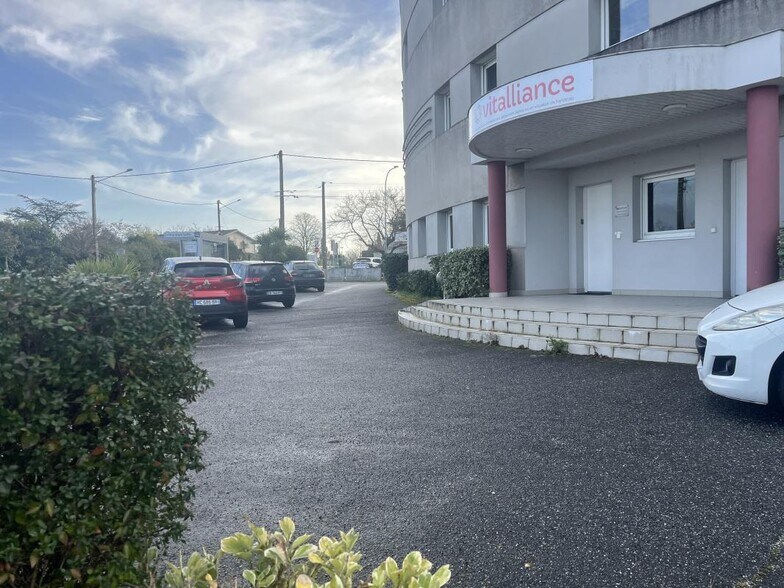 Local d'activités dans Eysines à vendre - Photo du bâtiment - Image 2 de 8