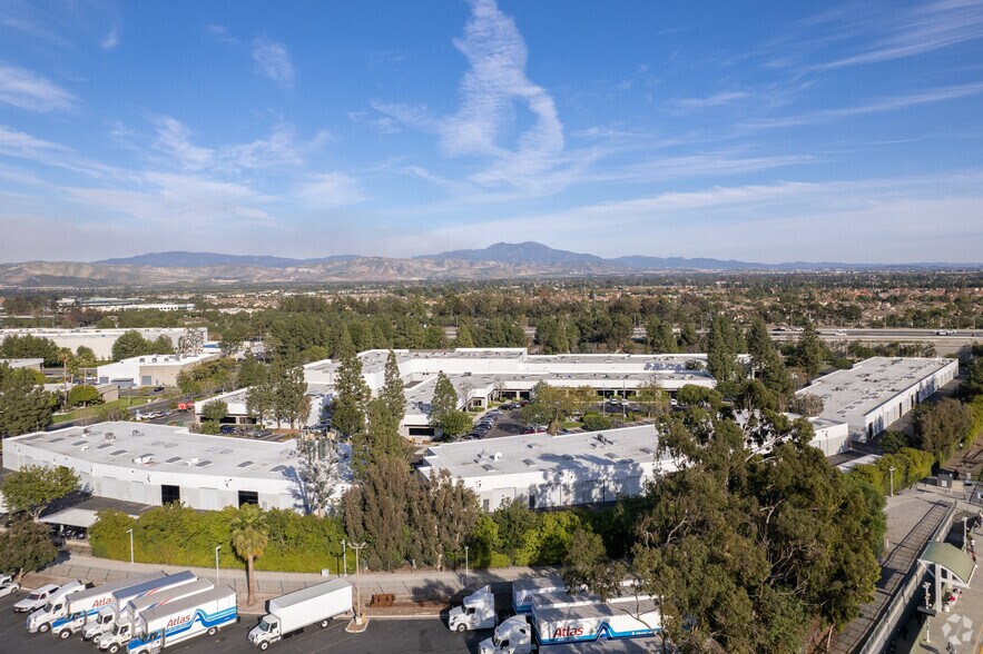 3002 Dow Ave, Tustin, CA à louer - Photo du bâtiment - Image 3 de 18