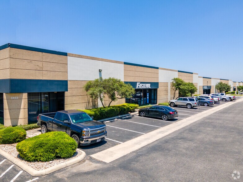 3453 IH-35 N, San Antonio, TX à louer - Photo du bâtiment - Image 2 de 4