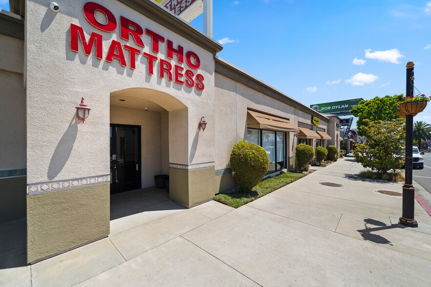 17851 Chatsworth St, Granada Hills, CA for sale - Building Photo - Image 3 of 17