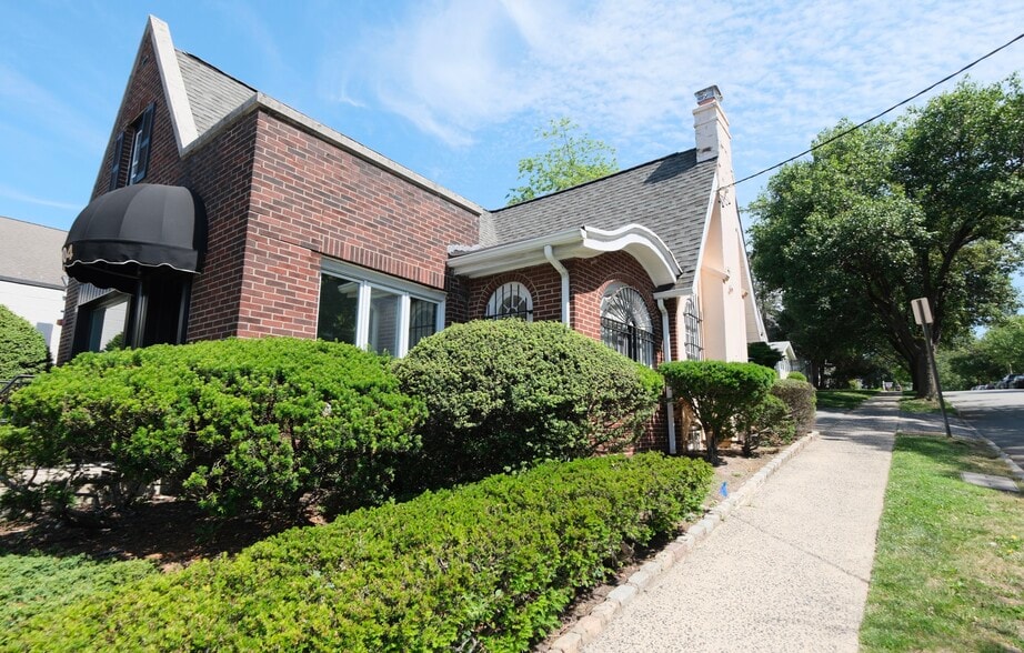 304 Bloomfield Ave, Verona, NJ à louer - Photo du bâtiment - Image 2 de 31