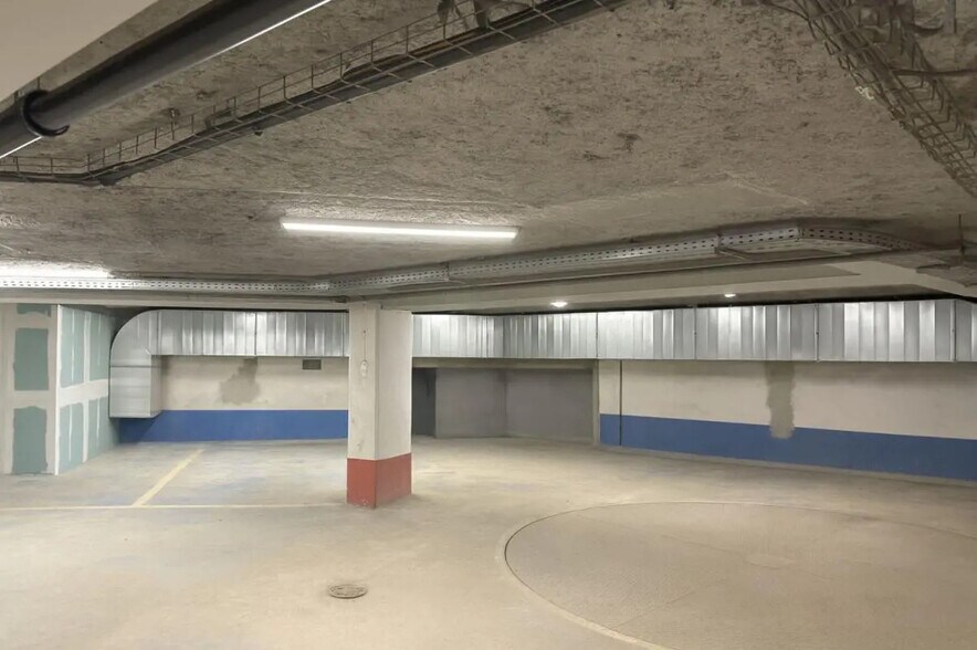 Industrial in Paris for lease - Building Photo - Image 3 of 6