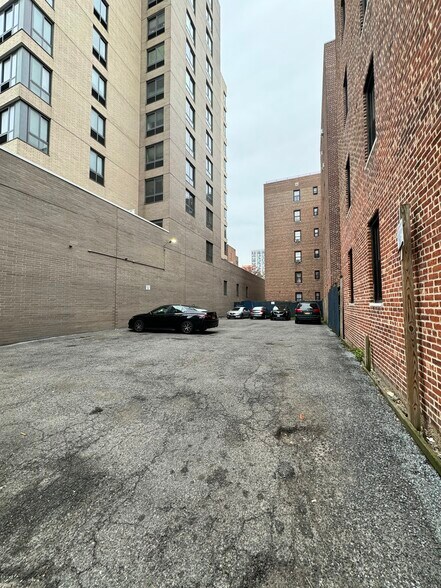 15310 89th Ave, Jamaica, NY à vendre - Photo du bâtiment - Image 2 de 6