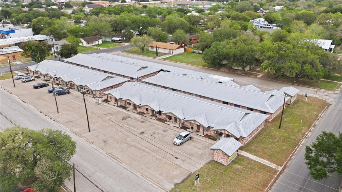 1400 N Saint Marys St, Beeville, TX for sale Primary Photo- Image 1 of 32