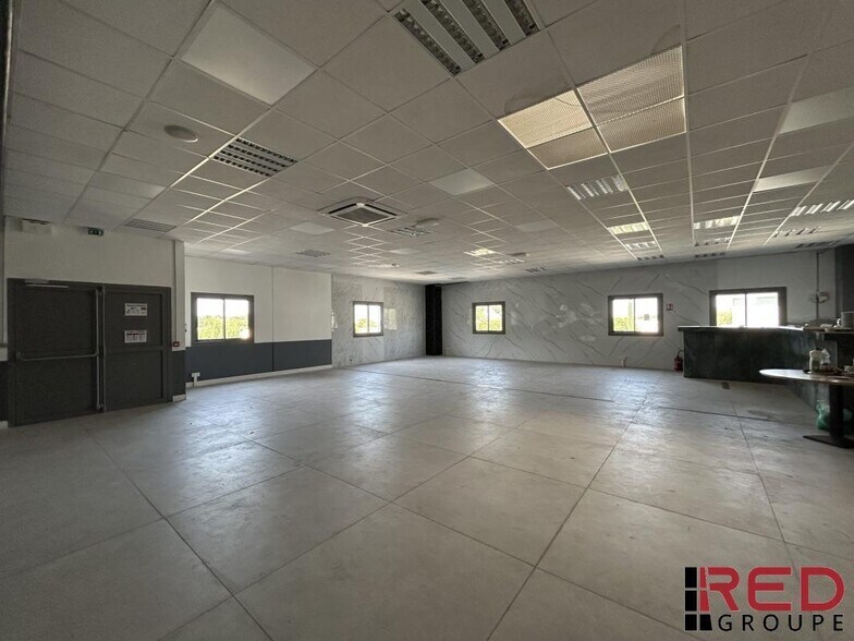 Flex in Venelles for lease - Interior Photo - Image 2 of 8
