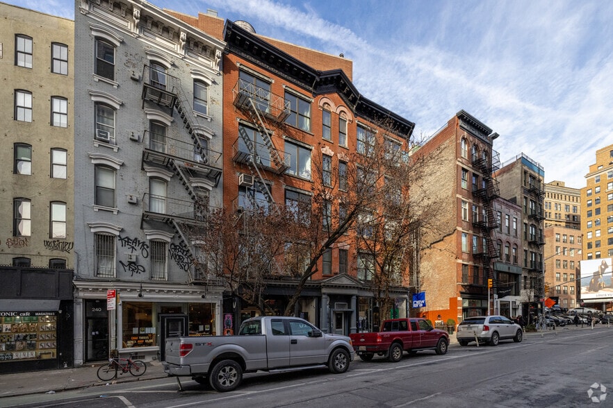 242-244 Lafayette St, New York, NY for lease - Building Photo - Image 2 of 5