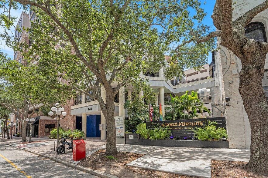 240 1st Ave S, Saint Petersburg, FL à vendre - Photo du bâtiment - Image 2 de 37