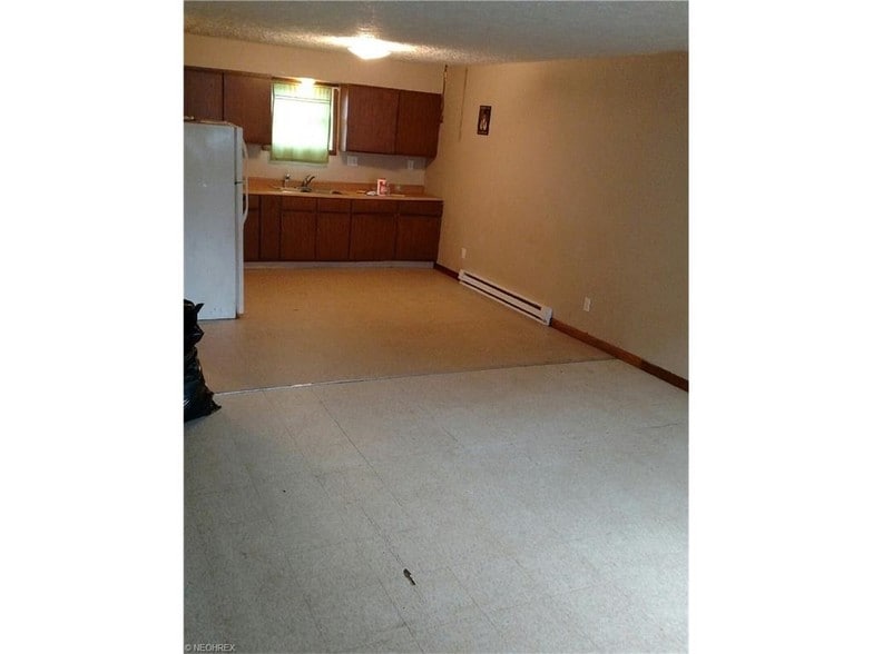 829 Prospect Cir, Ashtabula, OH for sale - Interior Photo - Image 2 of 5