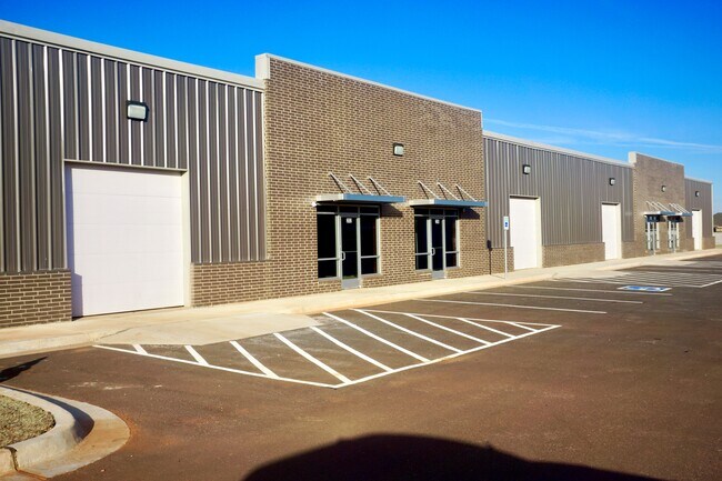 Plus de détails pour S Sara Rd & SW 89th St, Mustang, OK - Local d'activités à louer
