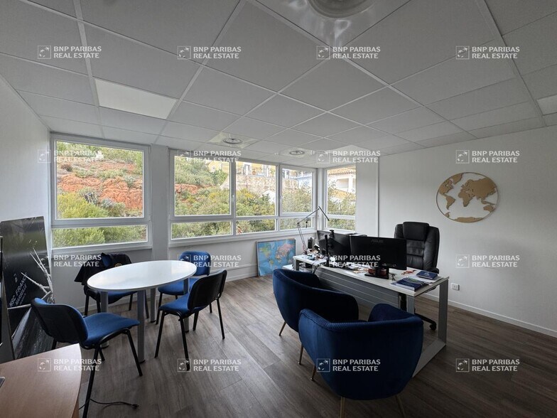 Office in Vitrolles for lease - Interior Photo - Image 2 of 28