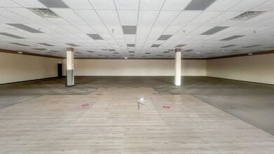 137-205 E Lincoln Trail Blvd, Radcliff, KY for lease Interior Photo- Image 1 of 5