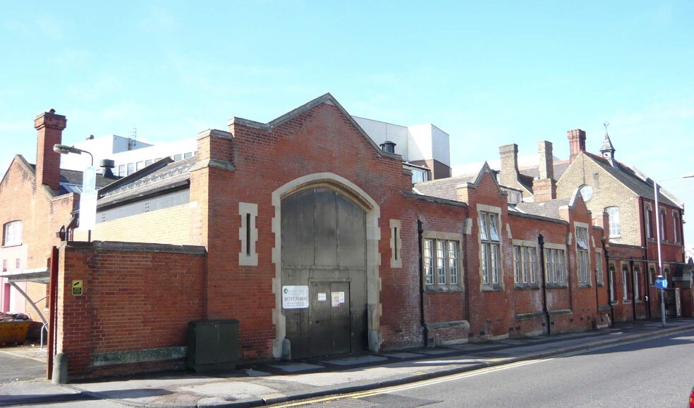 Ashdown Rd, Kingston Upon Thames à louer - Photo du bâtiment - Image 2 de 6