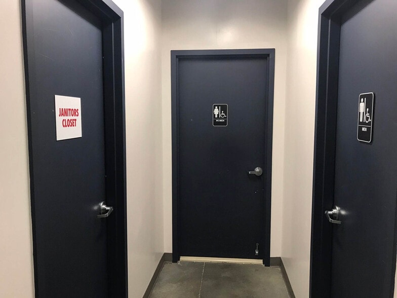 24 Sterling Pl, Amityville, NY for lease - Building Photo - Image 2 of 9