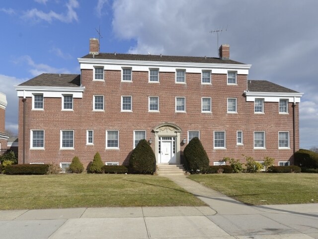 260 S Wellwood Ave, Lindenhurst, NY à vendre Photo du bâtiment- Image 1 de 16