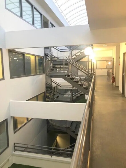 Office in Plaisir for lease - Interior Photo - Image 3 of 11