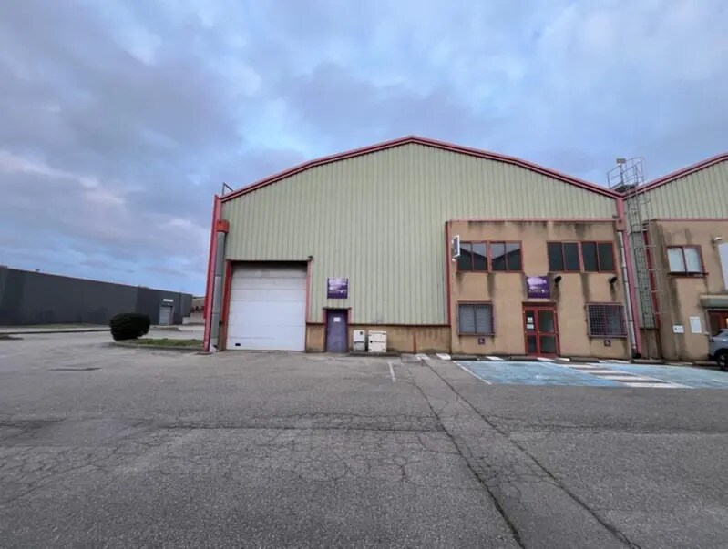 Flex in Vénissieux for lease Building Photo- Image 1 of 11