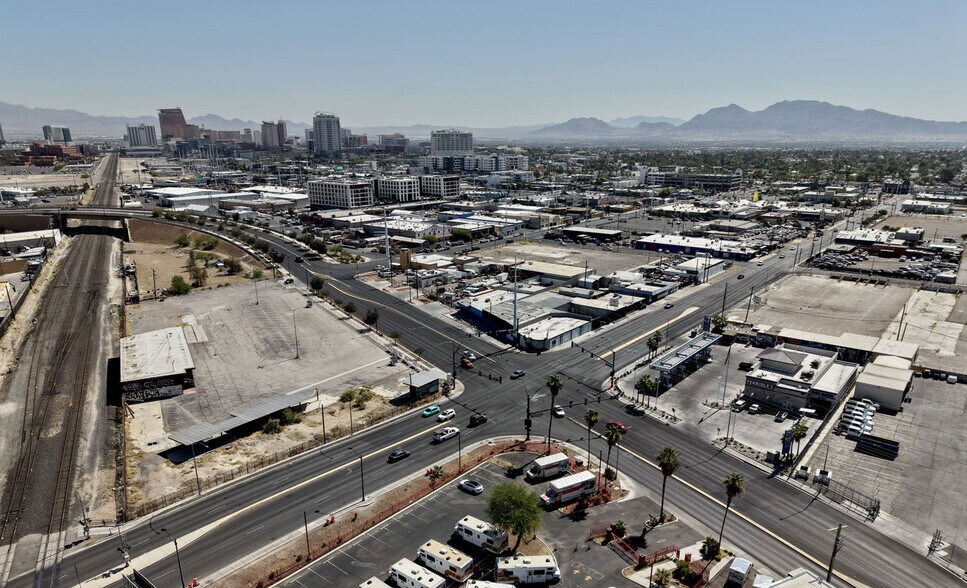 1414 Industrial Rd, Las Vegas, NV à vendre - Photo du bâtiment - Image 2 de 8