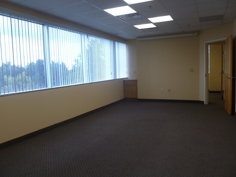 9720 Capital Ct, Manassas, VA à louer - Photo du bâtiment - Image 3 de 10