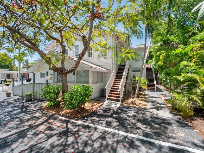 2135 Mcgregor Blvd, Fort Myers, FL for sale - Building Photo - Image 3 of 37