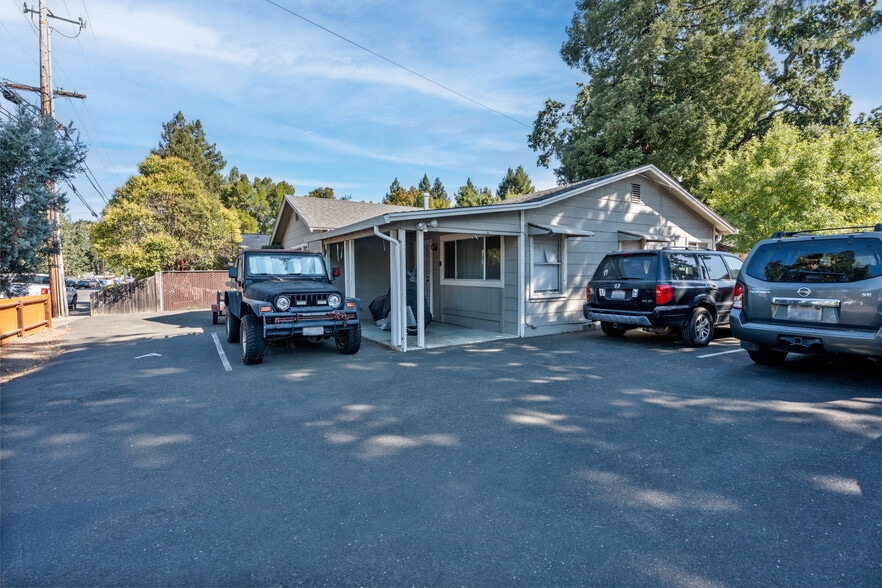 757 Waugh Ln, Ukiah, CA for sale - Primary Photo - Image 1 of 10