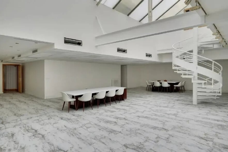 6 Bis Rue Emile Allez, Paris for lease - Interior Photo - Image 1 of 6