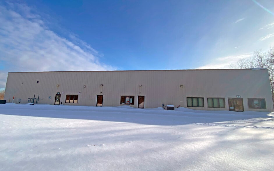 2253 Air Park Rd, Rhinelander, WI à louer - Photo du bâtiment - Image 2 de 8