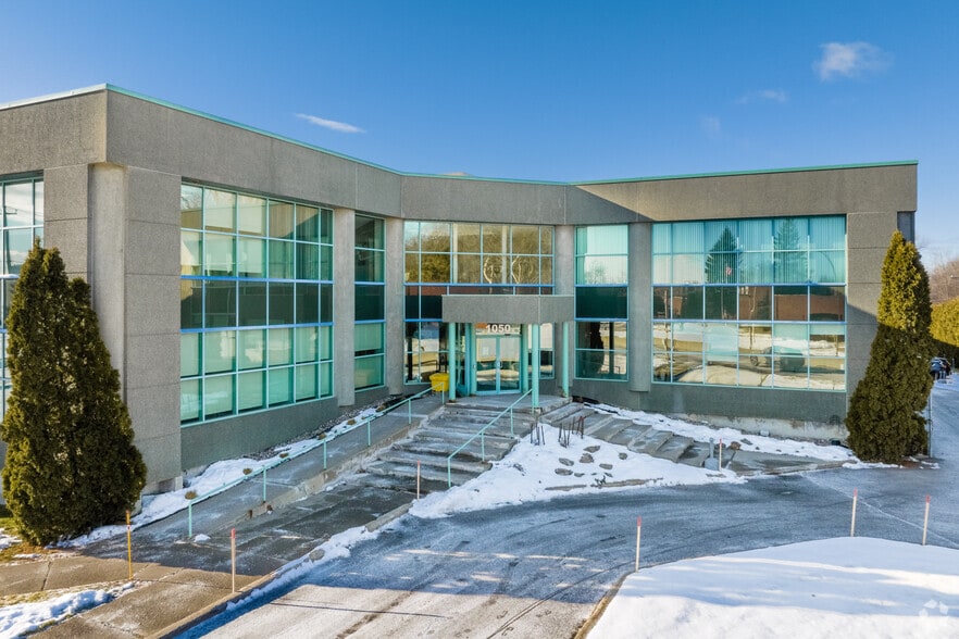 1050-1155 Boul Saint-Régis, Dorval, QC à louer - Photo du bâtiment - Image 2 de 4