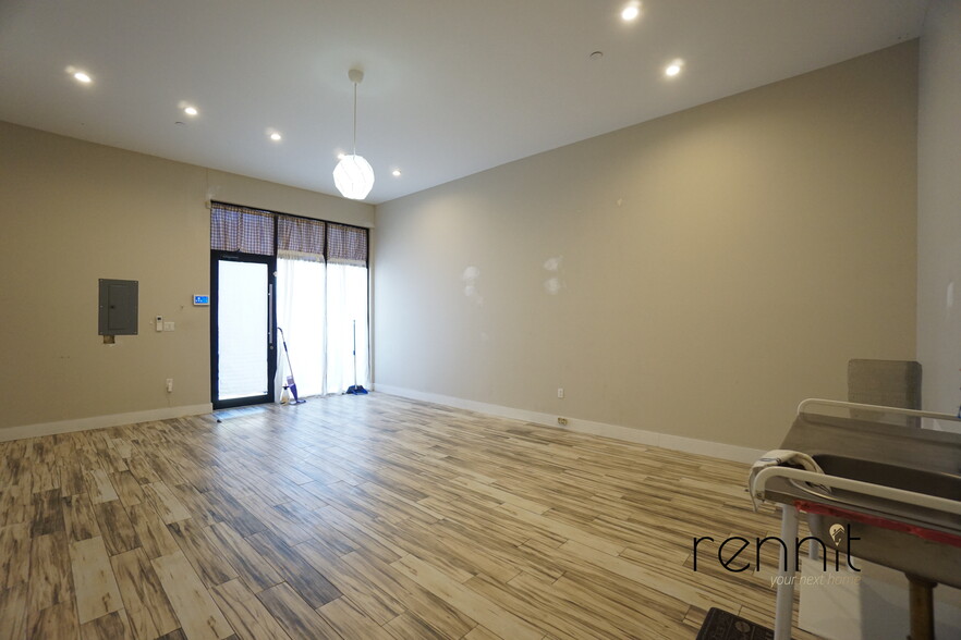 205 Central Ave, Brooklyn, NY for lease - Interior Photo - Image 2 of 8