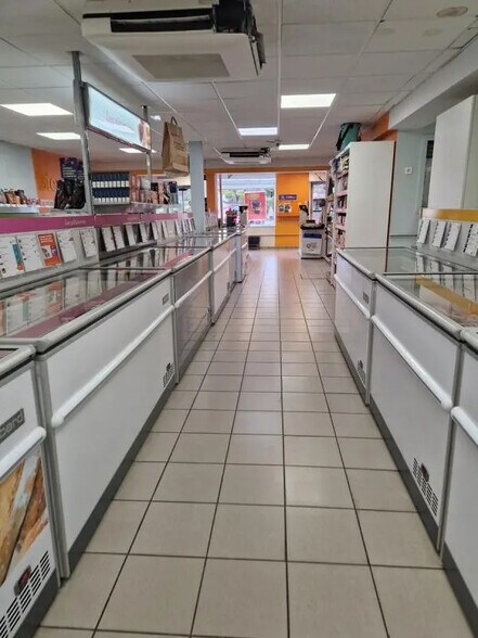 Retail in Vincennes for sale - Interior Photo - Image 2 of 11