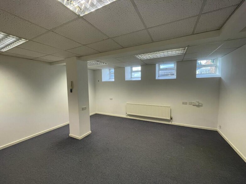 Whitebridge Ln, Stone à louer - Photo du bâtiment - Image 2 de 14