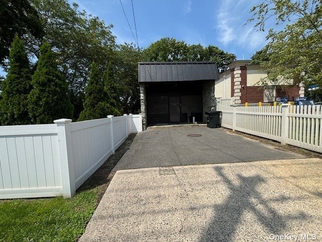 5355 Merrick Rd, Massapequa, NY à vendre - Photo du b timent - Image 2 de 7