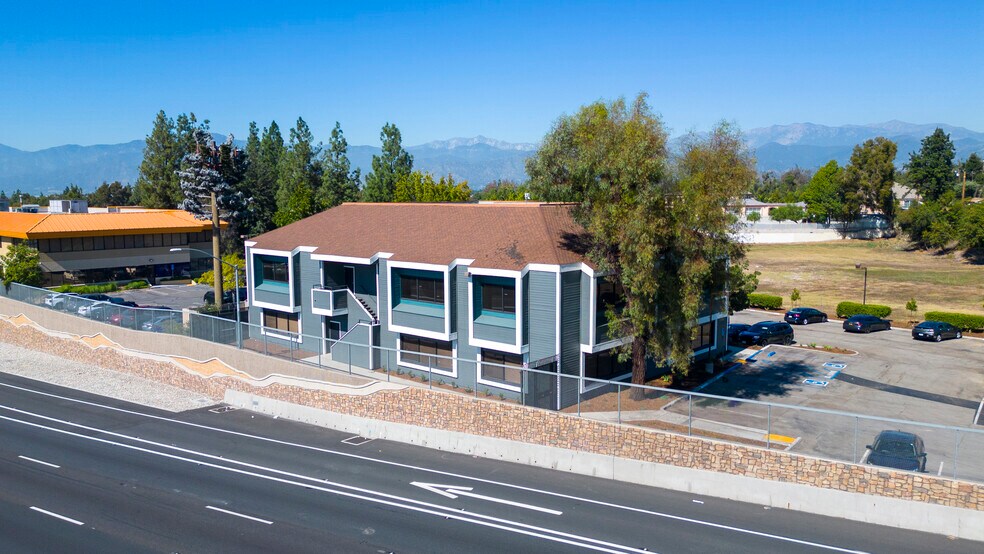 1161 Parkview Dr, Covina, CA à vendre - Photo du bâtiment - Image 3 de 23