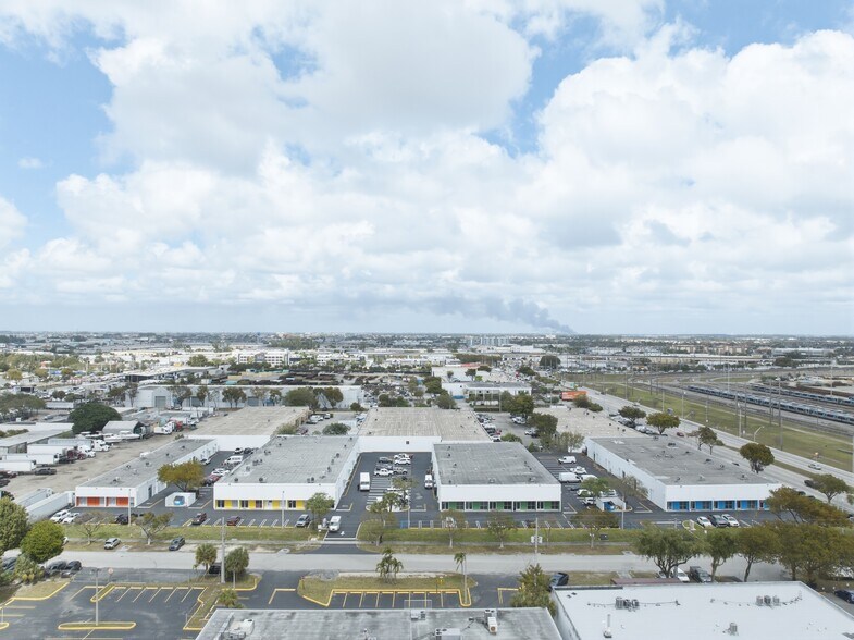 6700-6724 NW 72nd Ave, Miami, FL à louer - Photo du bâtiment - Image 2 de 7