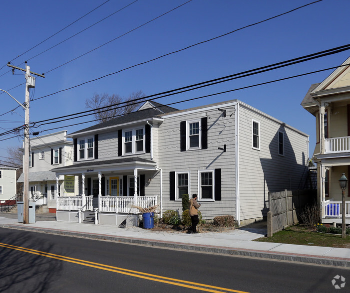 57 Maple Ave, Barrington, RI à vendre - Photo principale - Image 1 de 1