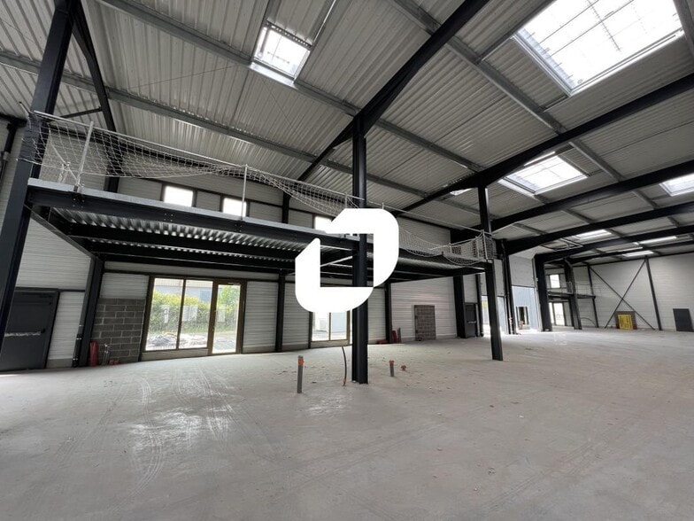 Flex in Seclin for lease - Interior Photo - Image 3 of 7