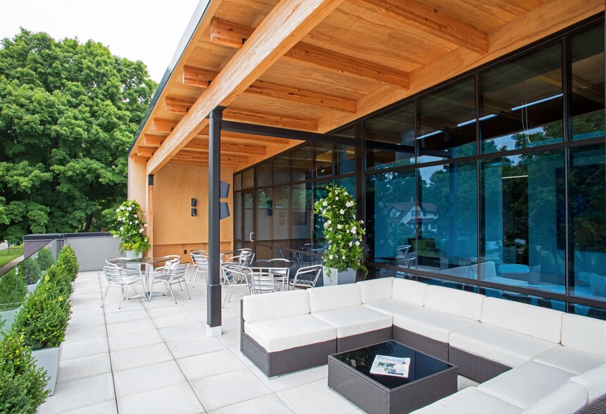 5915 N College Ave, Indianapolis, IN à louer - Photo du bâtiment - Image 2 de 7