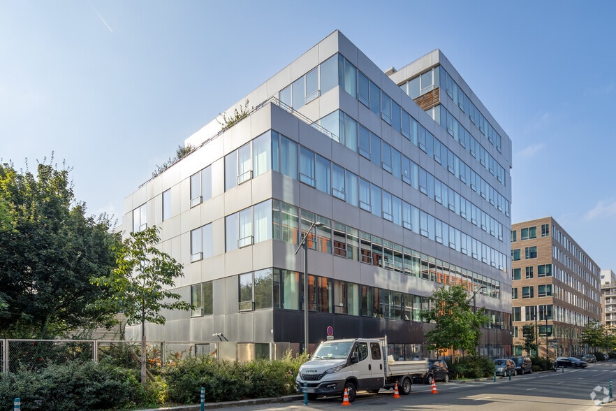 3 Rue Paulin Talabot, Saint-Ouen-sur-Seine for lease - Building Photo - Image 2 of 3